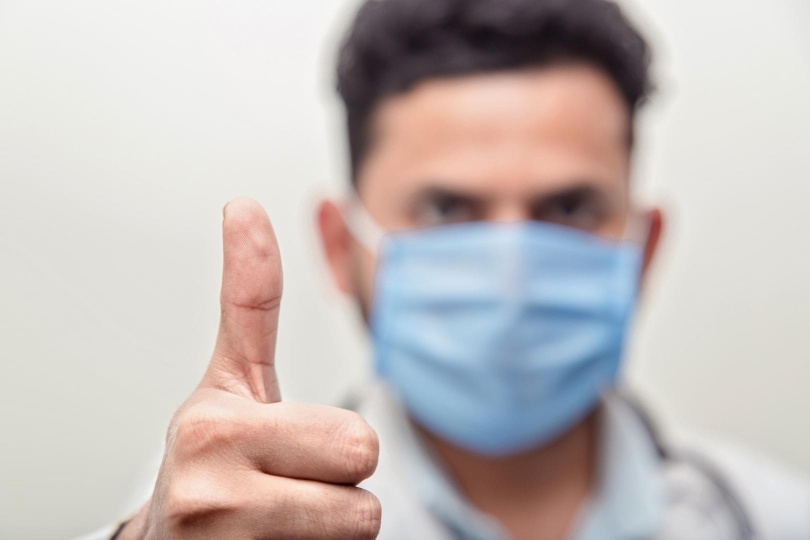  6 maszkot húzva bizonyította egy orvos: nem fogy el a levegő a maszk alatt